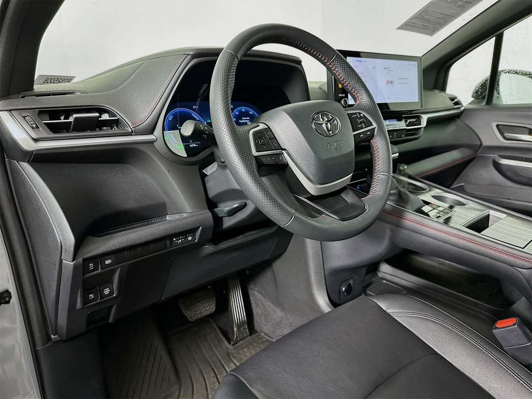 2025 Toyota Sienna XSE - Image 9