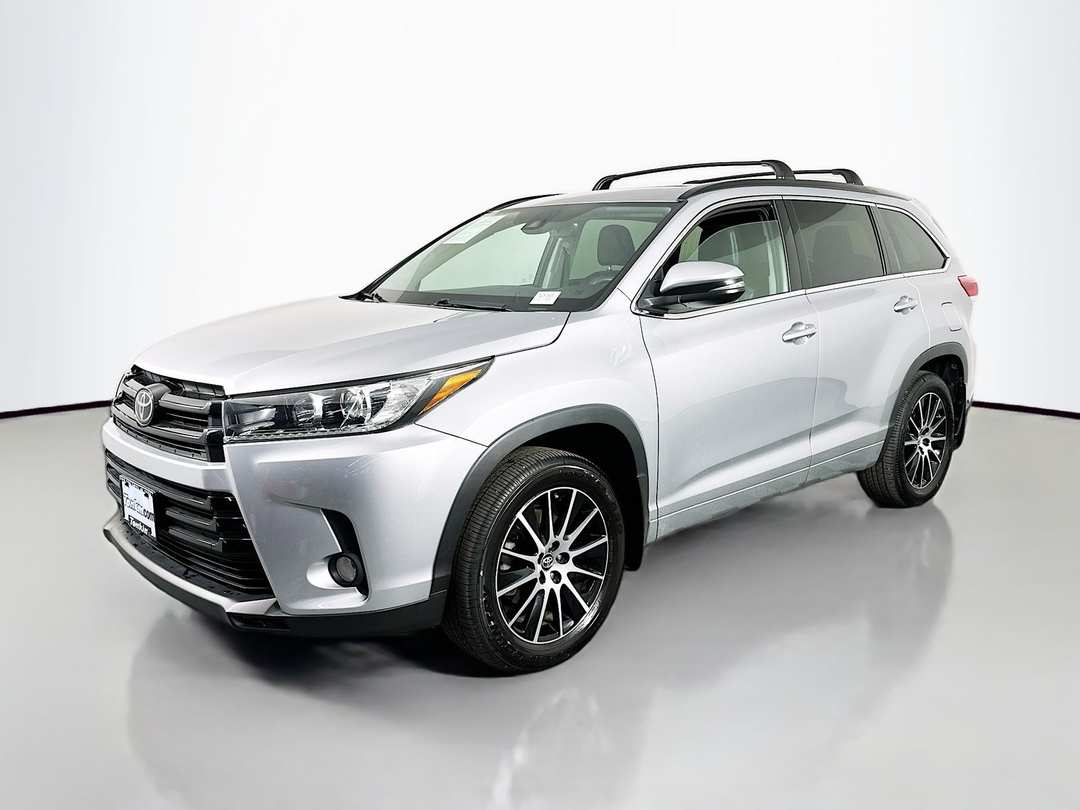 2017 Toyota Highlander SE - Image 3