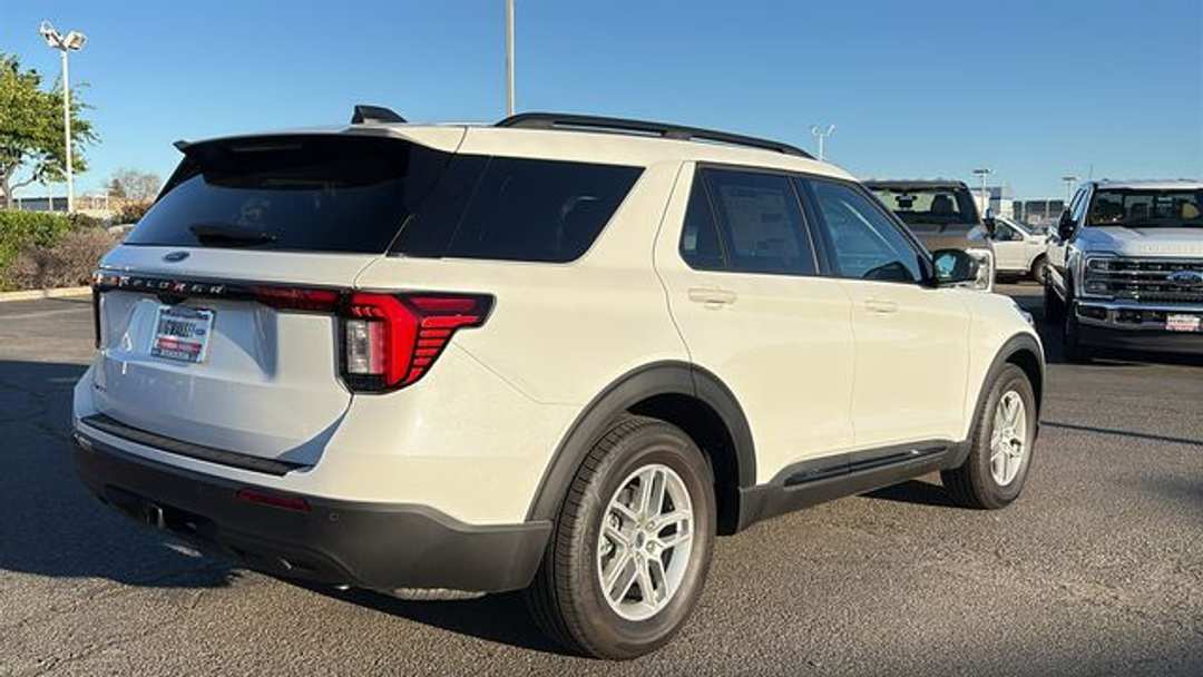 2026 Ford Explorer Active - Image 3