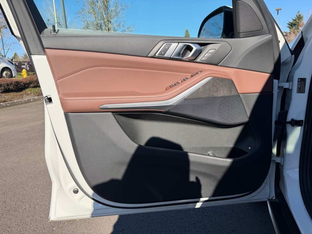 2023 BMW X5 xDrive45e - Image 12