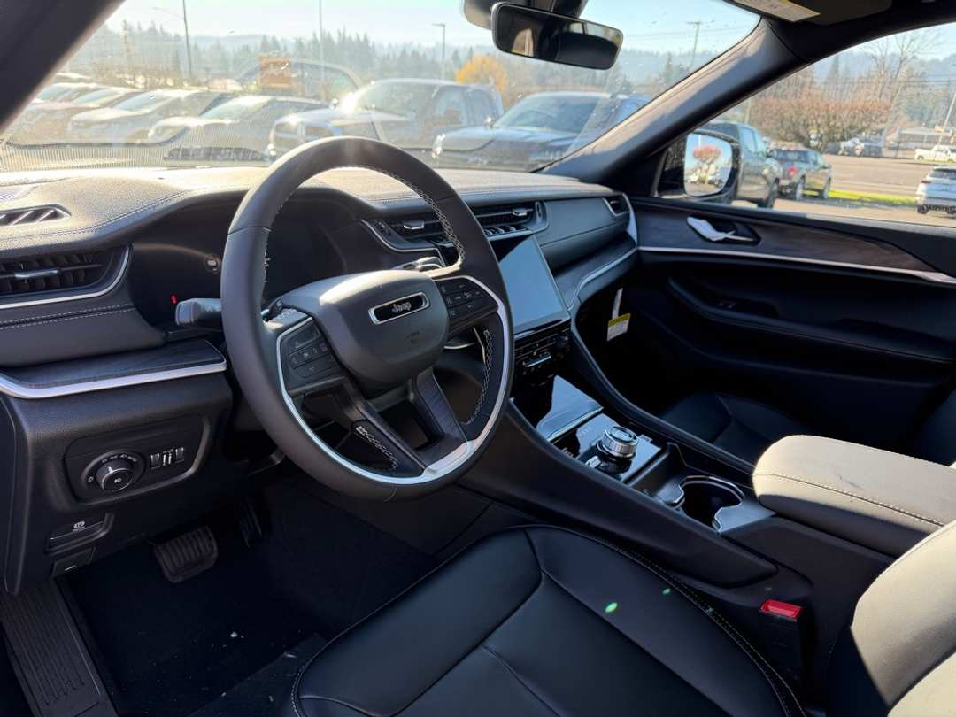 2025 Jeep Grand Cherokee Limited - Image 17