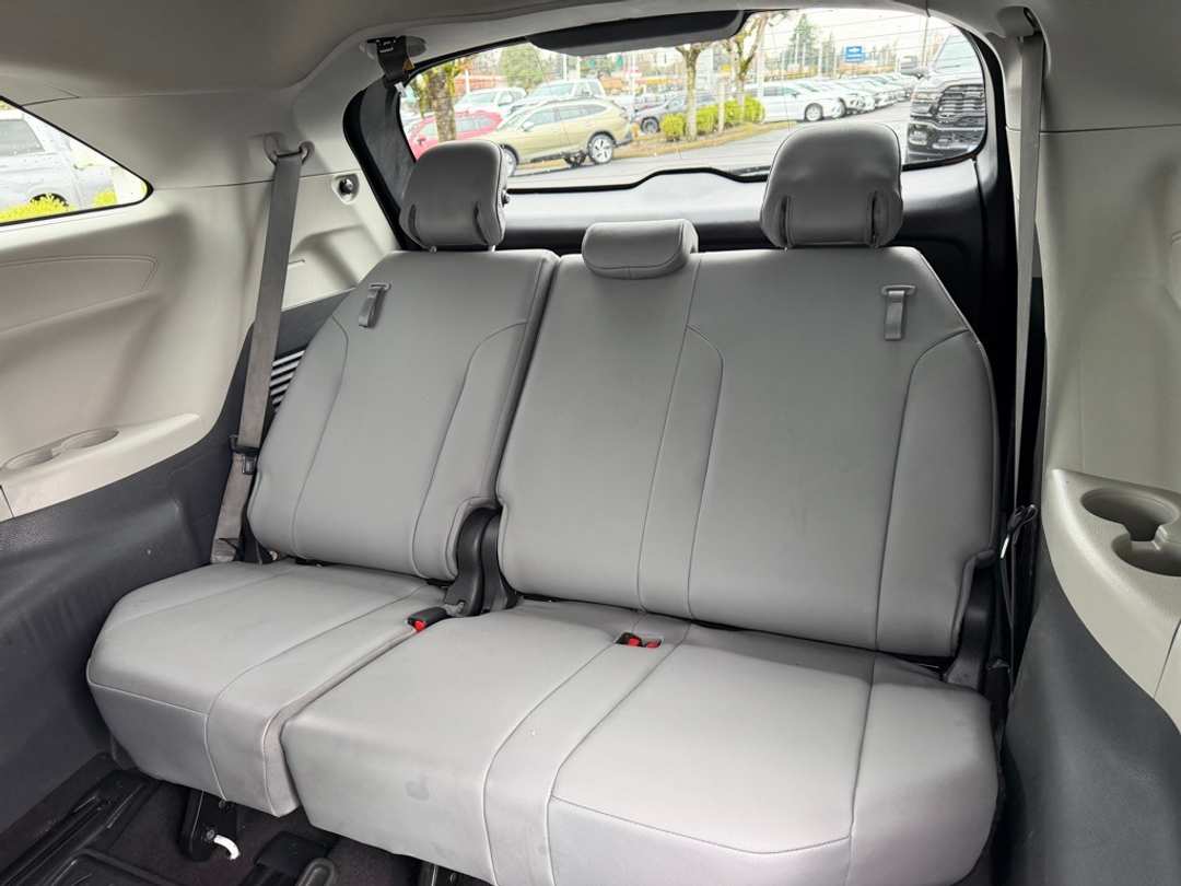 2021 Toyota Sienna XLE - Image 31