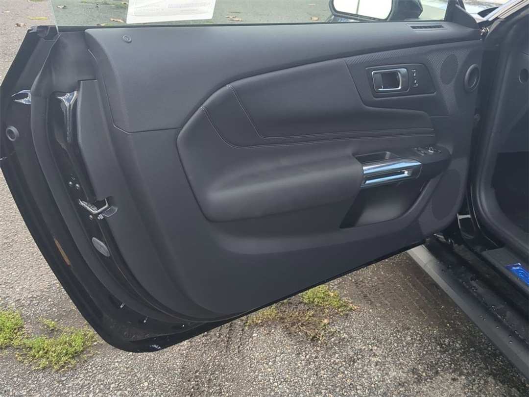 2025 Ford Mustang GT Premium - Image 9