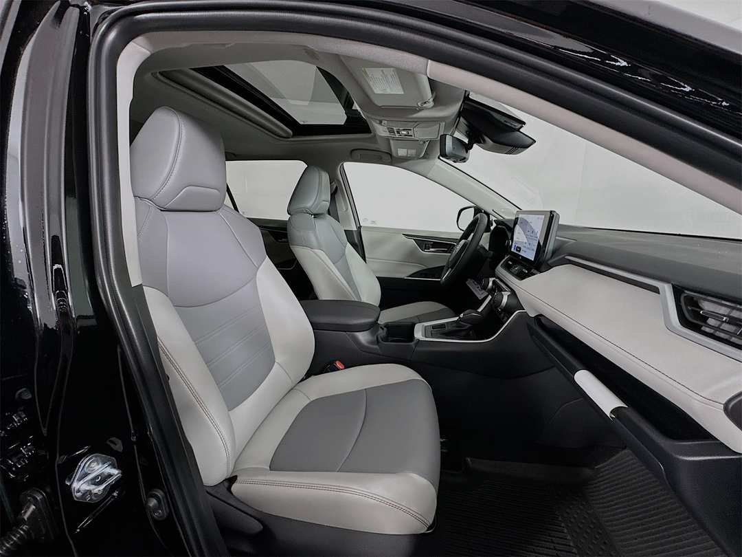 2025 Toyota Rav4 XLE Premium - Image 30