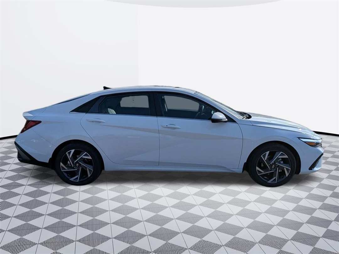 2026 Hyundai Elantra Limited - Image 7