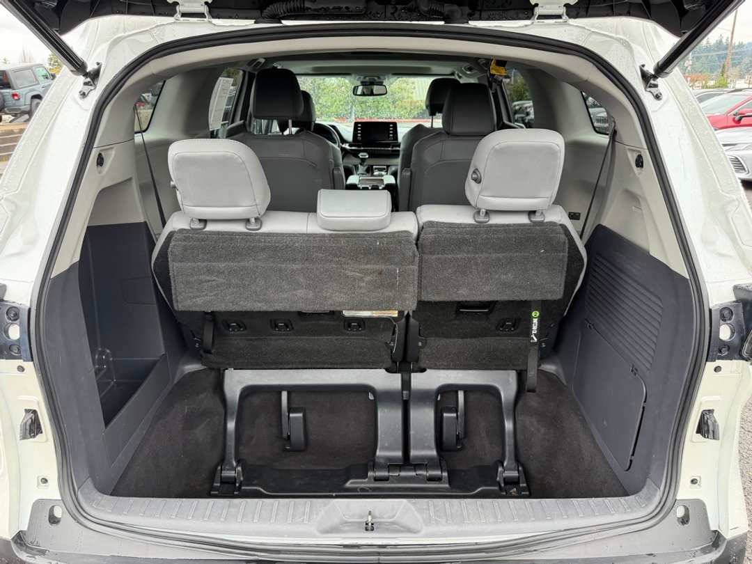2021 Toyota Sienna XLE - Image 11