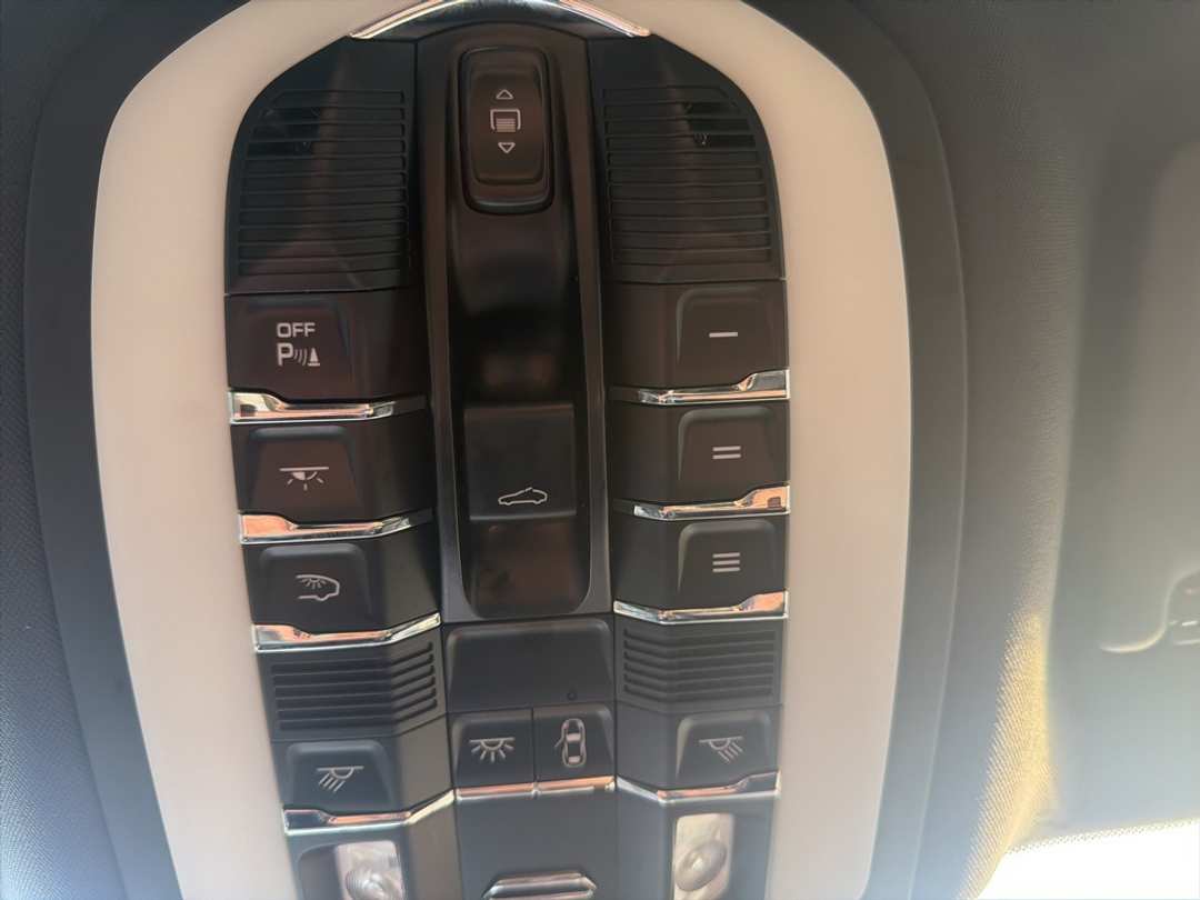 2018 Porsche Macan Base - Image 42