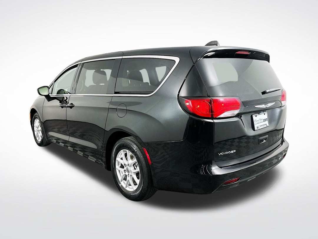 2023 Chrysler Voyager LX - Image 6