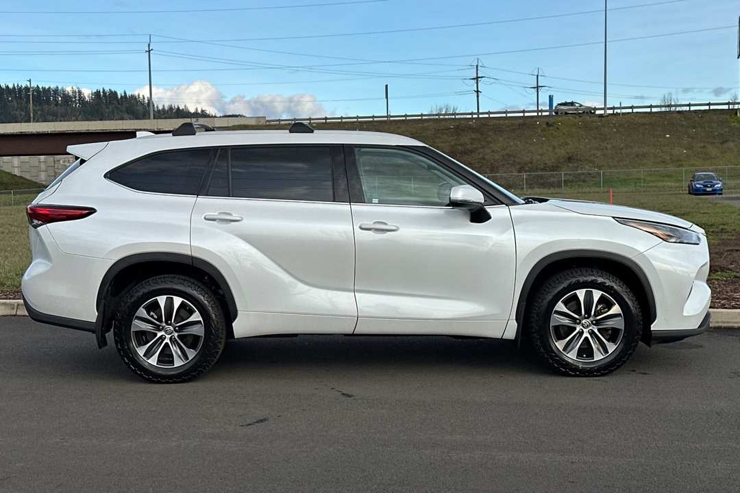 2022 Toyota Highlander XLE - Image 2