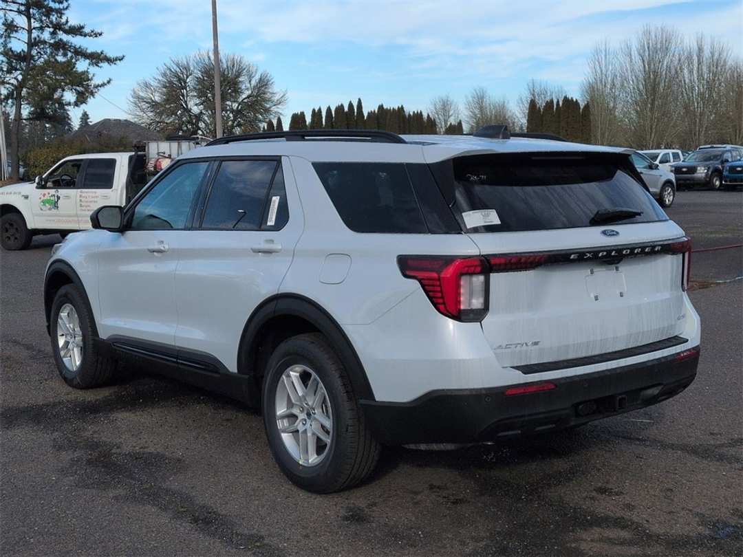 2026 Ford Explorer Active - Image 3