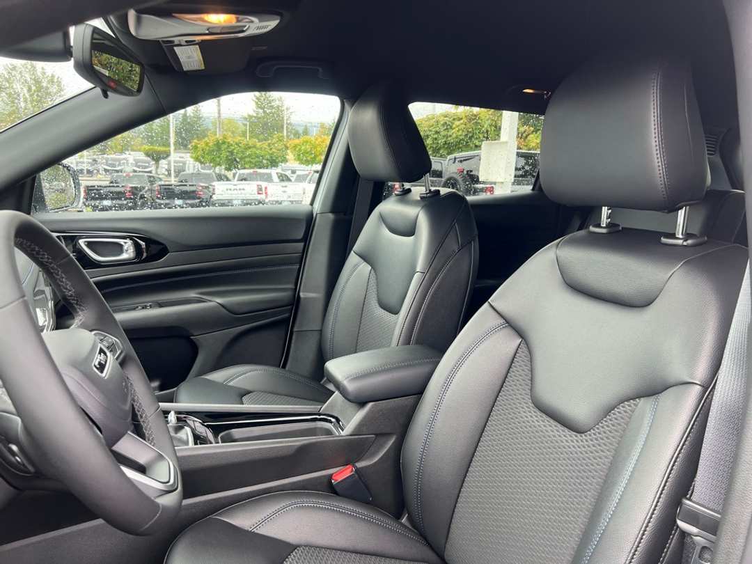 2026 Jeep Compass Latitude - Image 12