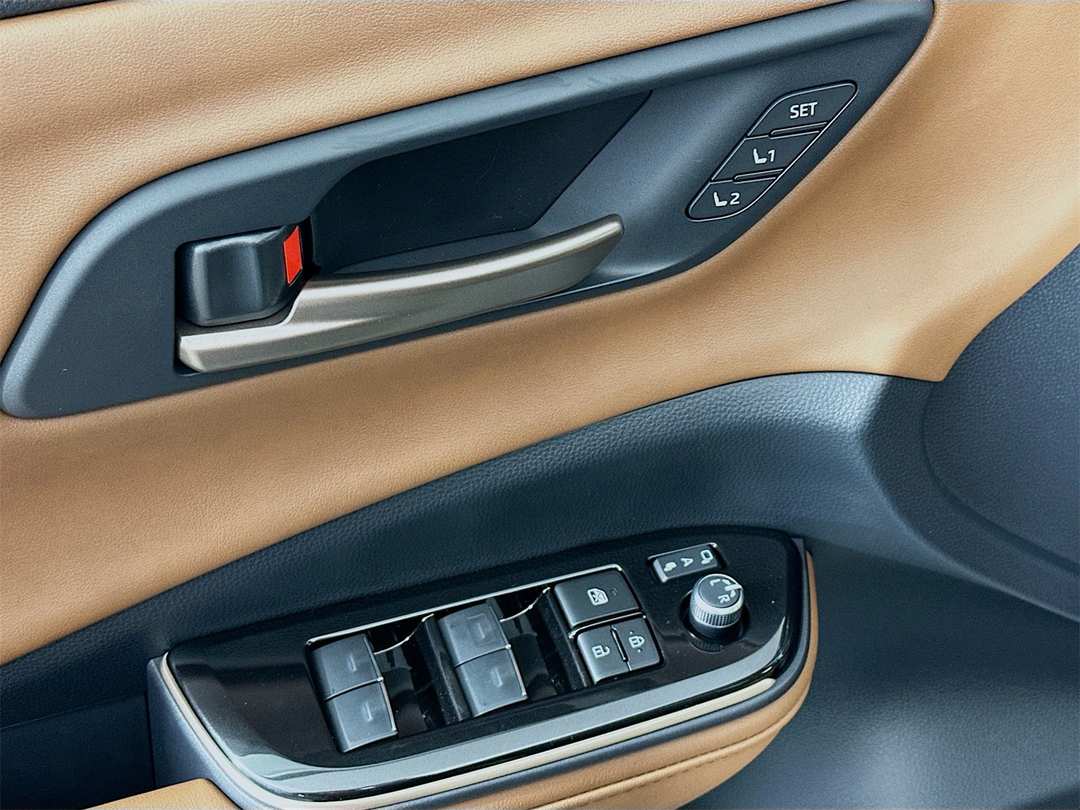 2025 Toyota Crown Signia Limited - Image 18