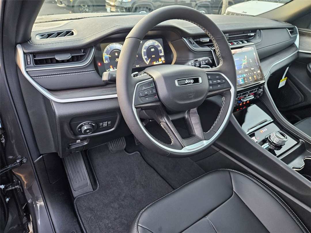 2025 Jeep Grand Cherokee Limited - Image 13