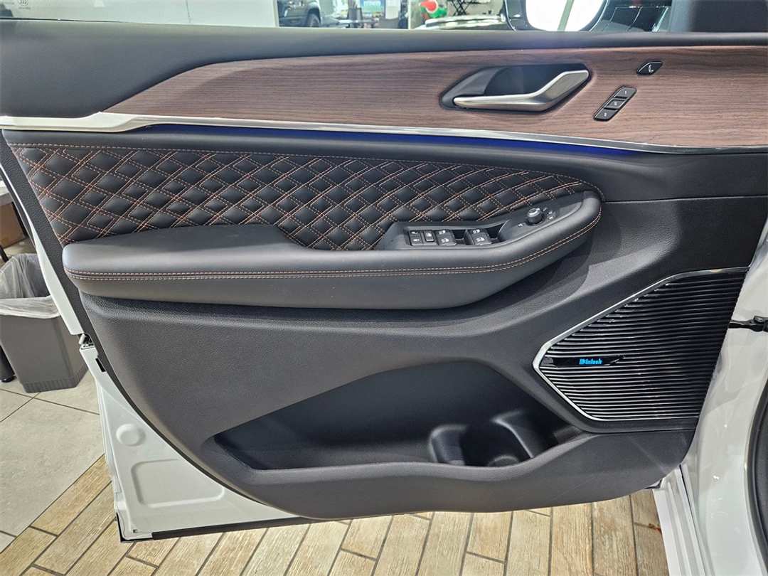 2025 Jeep Grand Cherokee Summit - Image 10