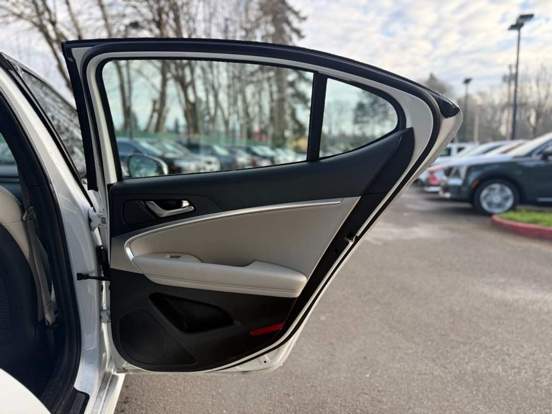 2022 Genesis G70 2.0T - Image 19