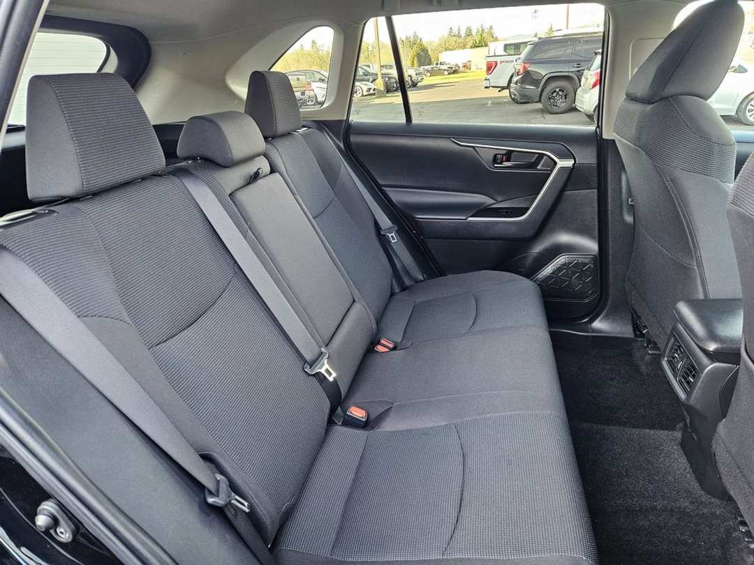 2024 Toyota Rav4 LE - Image 32
