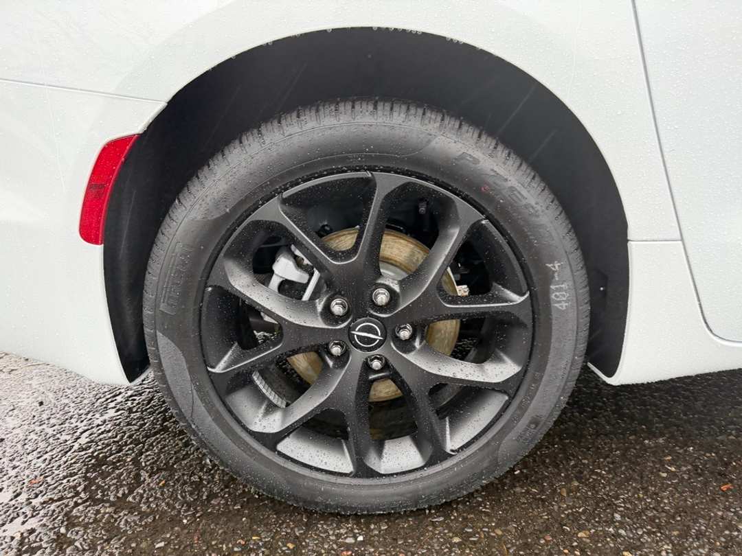 2026 Chrysler Pacifica Limited - Image 10