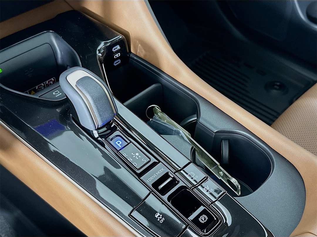 2025 Toyota Crown Signia Limited - Image 17