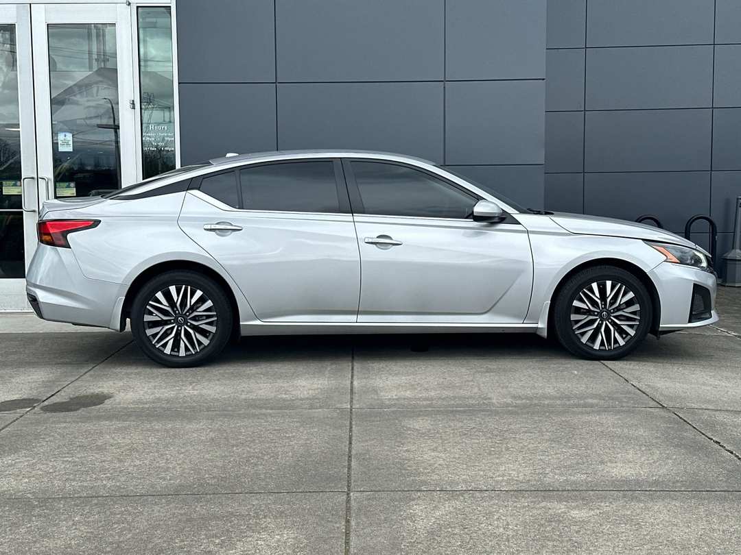 2023 Nissan Altima 2.5 SV - Image 2