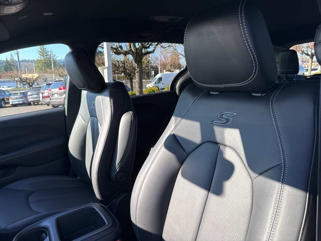 2026 Chrysler Pacifica Select - Image 12