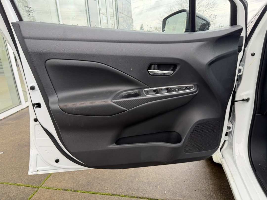 2025 Nissan Versa 1.6 SR - Image 12