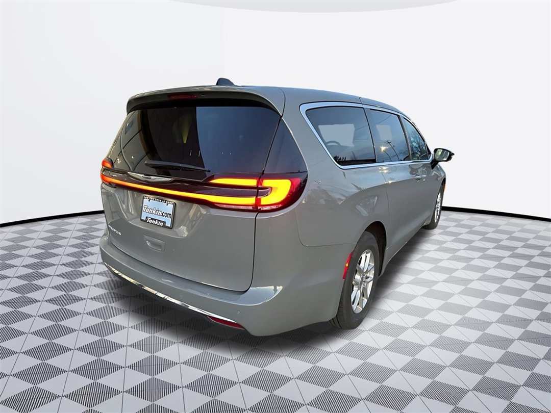 2025 Chrysler Pacifica Select - Image 3