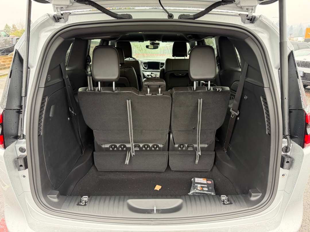 2026 Chrysler Pacifica Select - Image 10