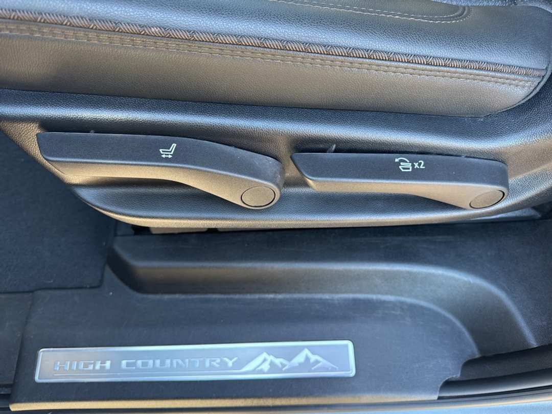 2024 Chevrolet Suburban High Country - Image 40