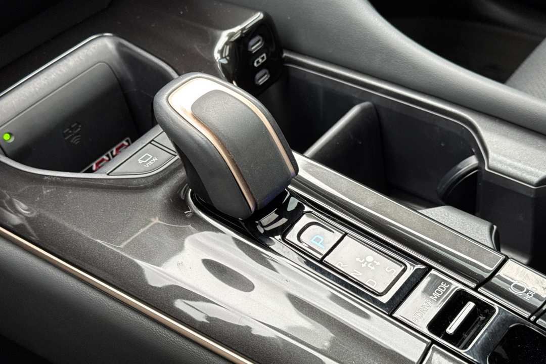 2025 Toyota Crown Signia Limited - Image 21