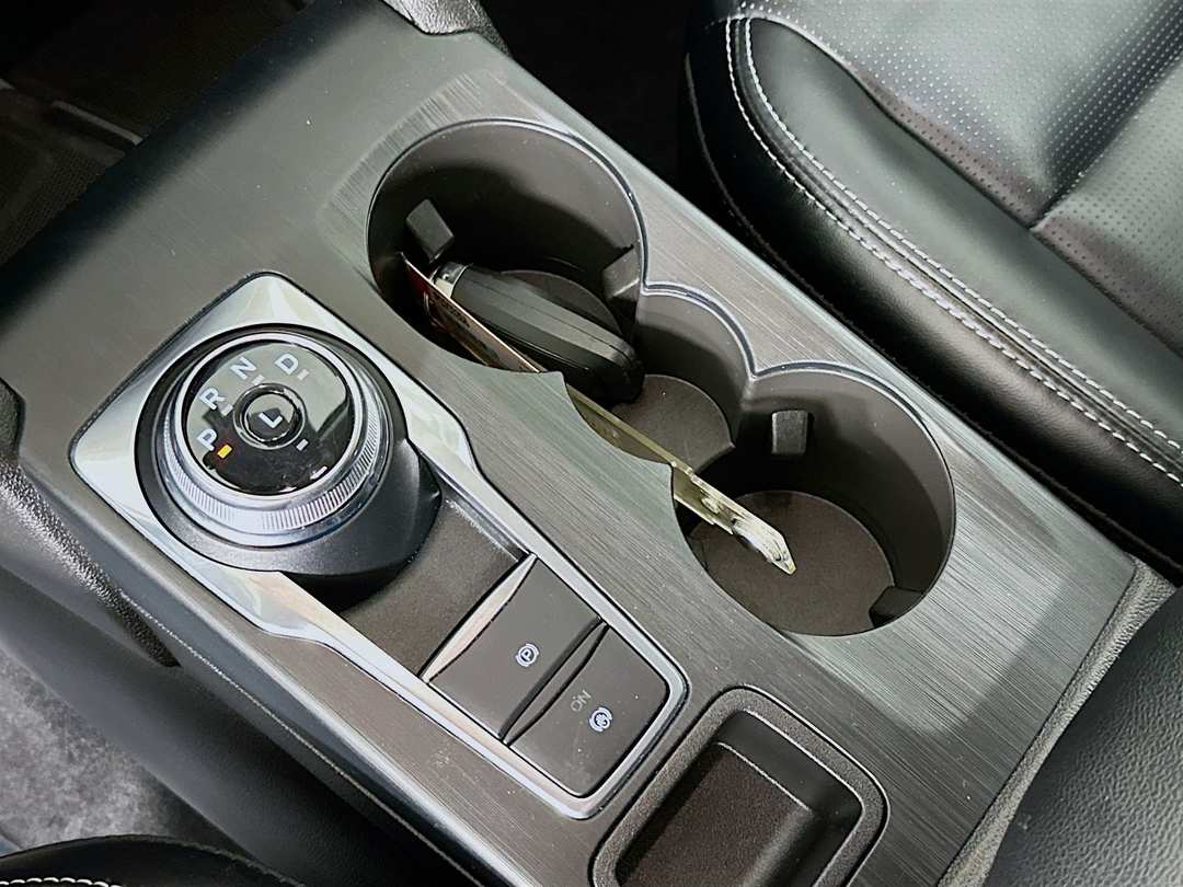 2025 Ford Escape Platinum - Image 18