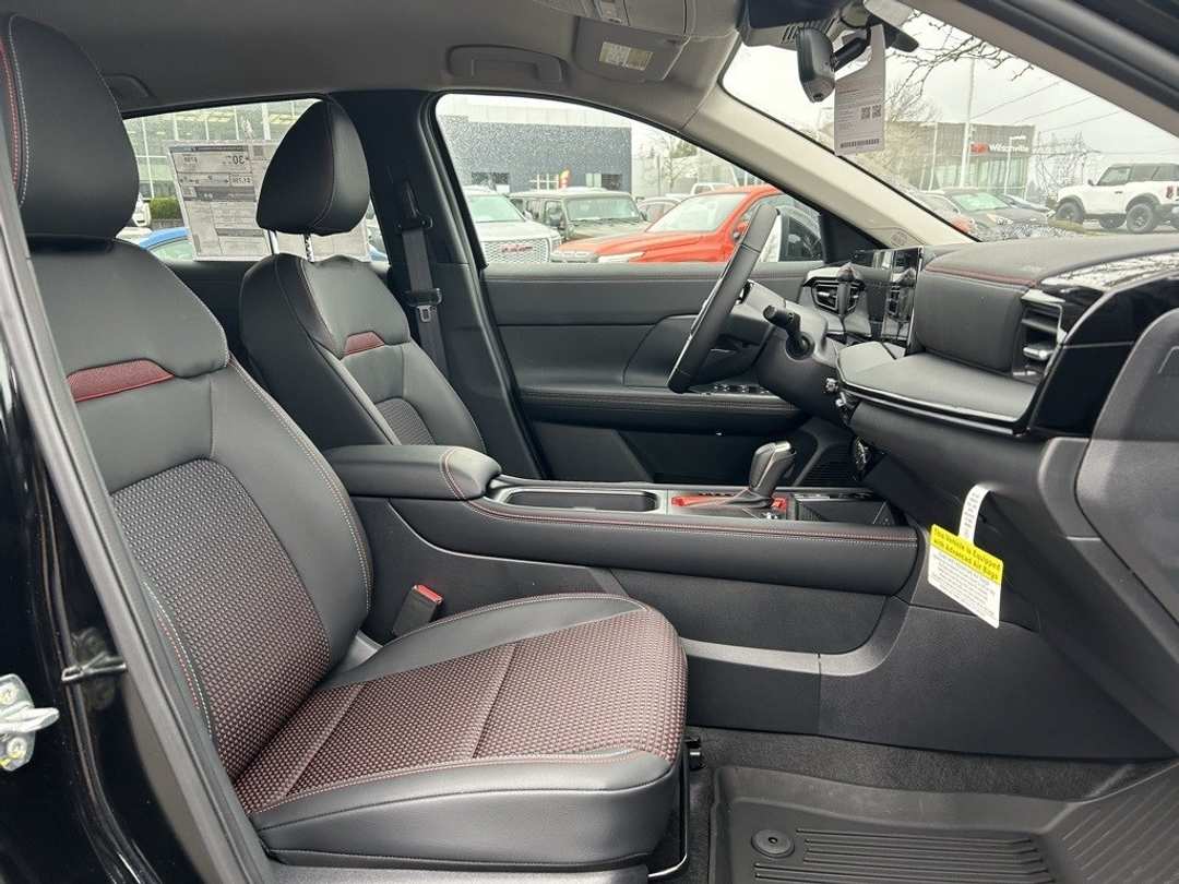 2025 Nissan Kicks SR - Image 26