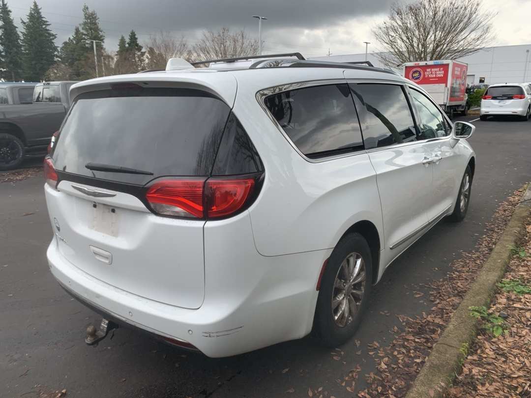 2018 Chrysler Pacifica Touring L - Image 4