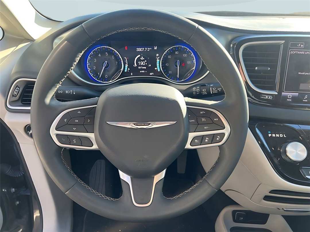 2023 Chrysler Pacifica Touring L - Image 14