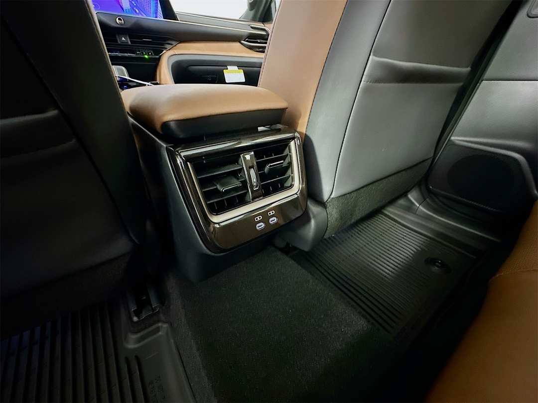 2025 Toyota Crown Signia Limited - Image 27