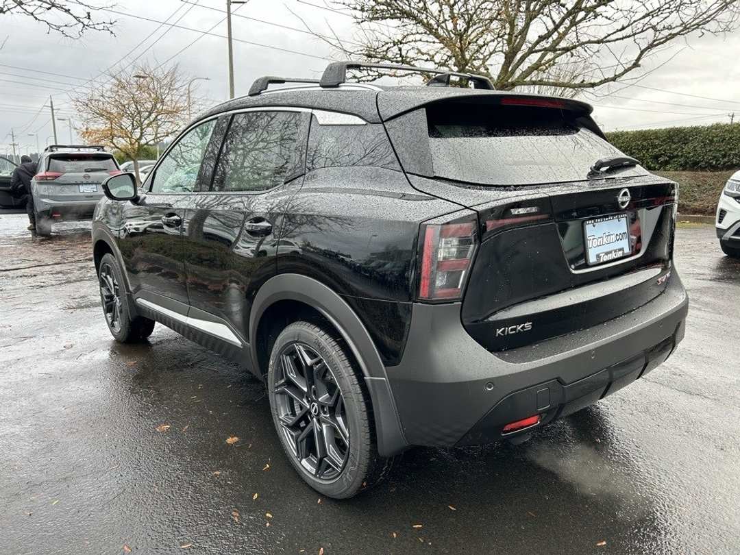 2025 Nissan Kicks SR - Image 7