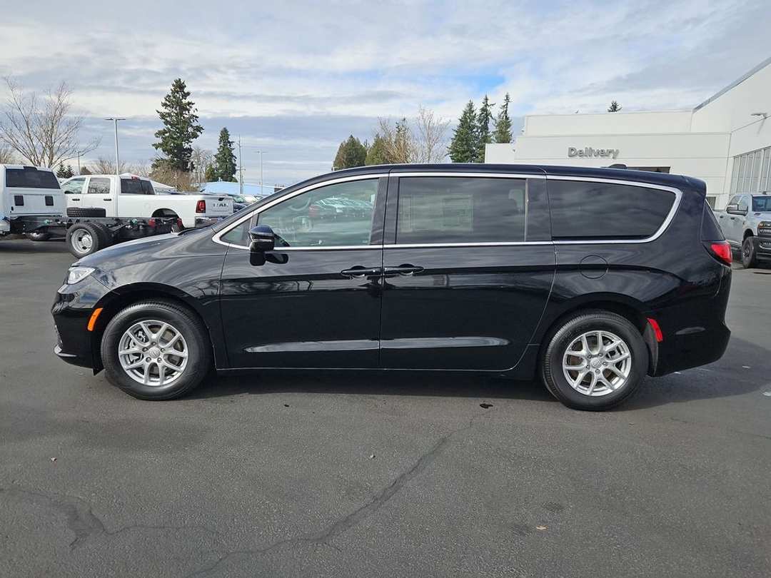 2026 Chrysler Pacifica Select - Image 3