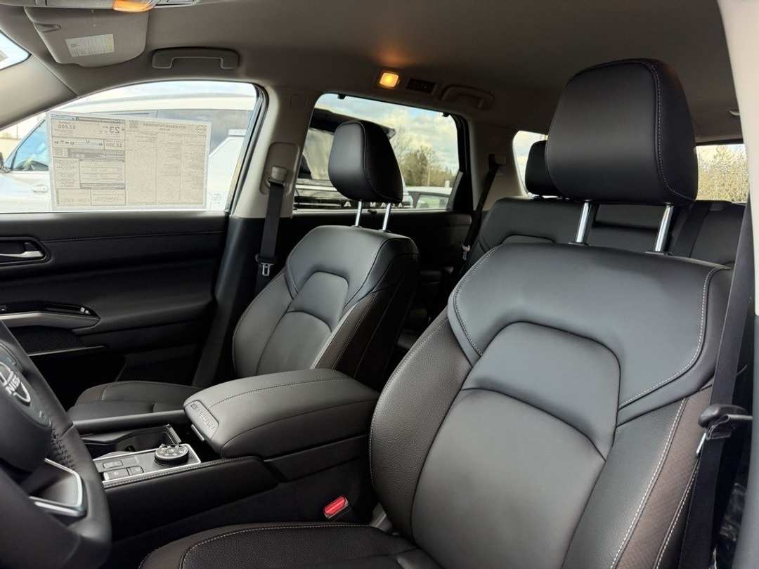 2025 Nissan Pathfinder SL - Image 14