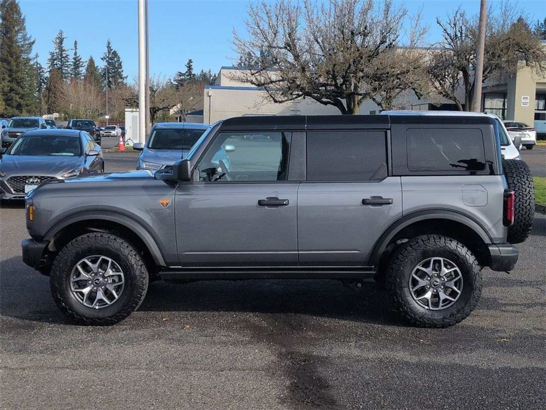 2025 Ford Bronco Badlands - Image 2
