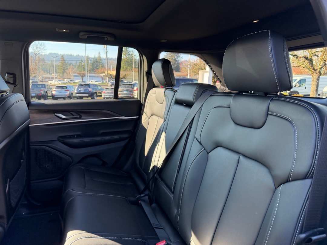 2025 Jeep Grand Cherokee Limited - Image 30