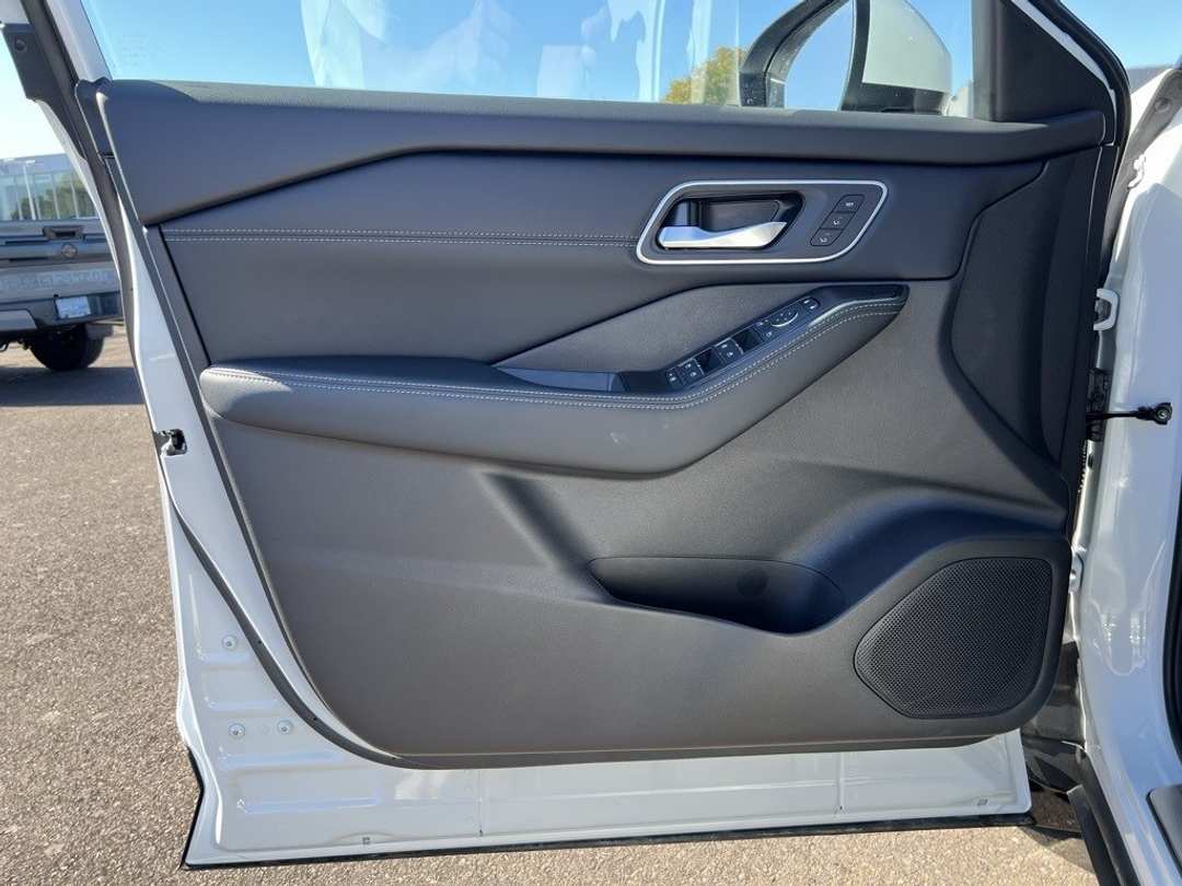 2026 Nissan Rogue Platinum - Image 10