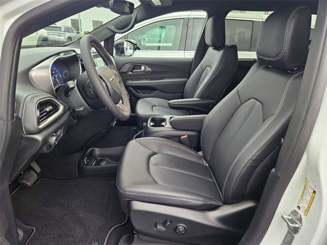 2026 Chrysler Pacifica Select - Image 14