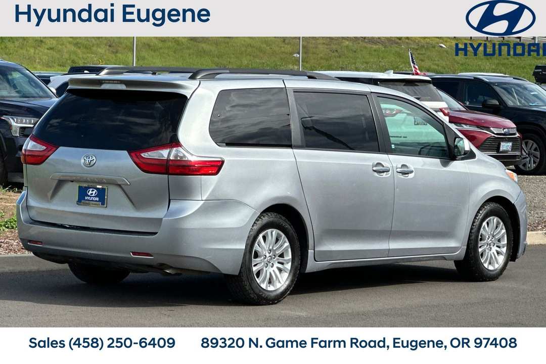 2016 Toyota Sienna XLE - Image 3