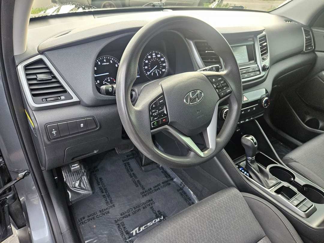 2017 Hyundai Tucson SE - Image 13