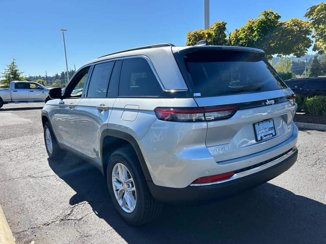 2025 Jeep Grand Cherokee Laredo X - Image 8