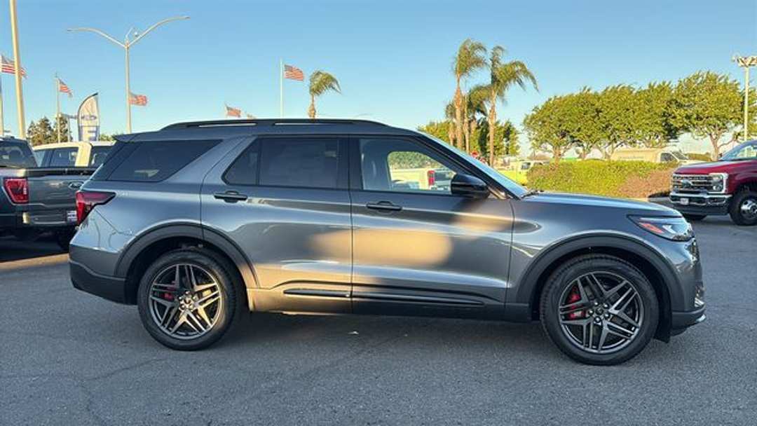 2026 Ford Explorer ST - Image 2