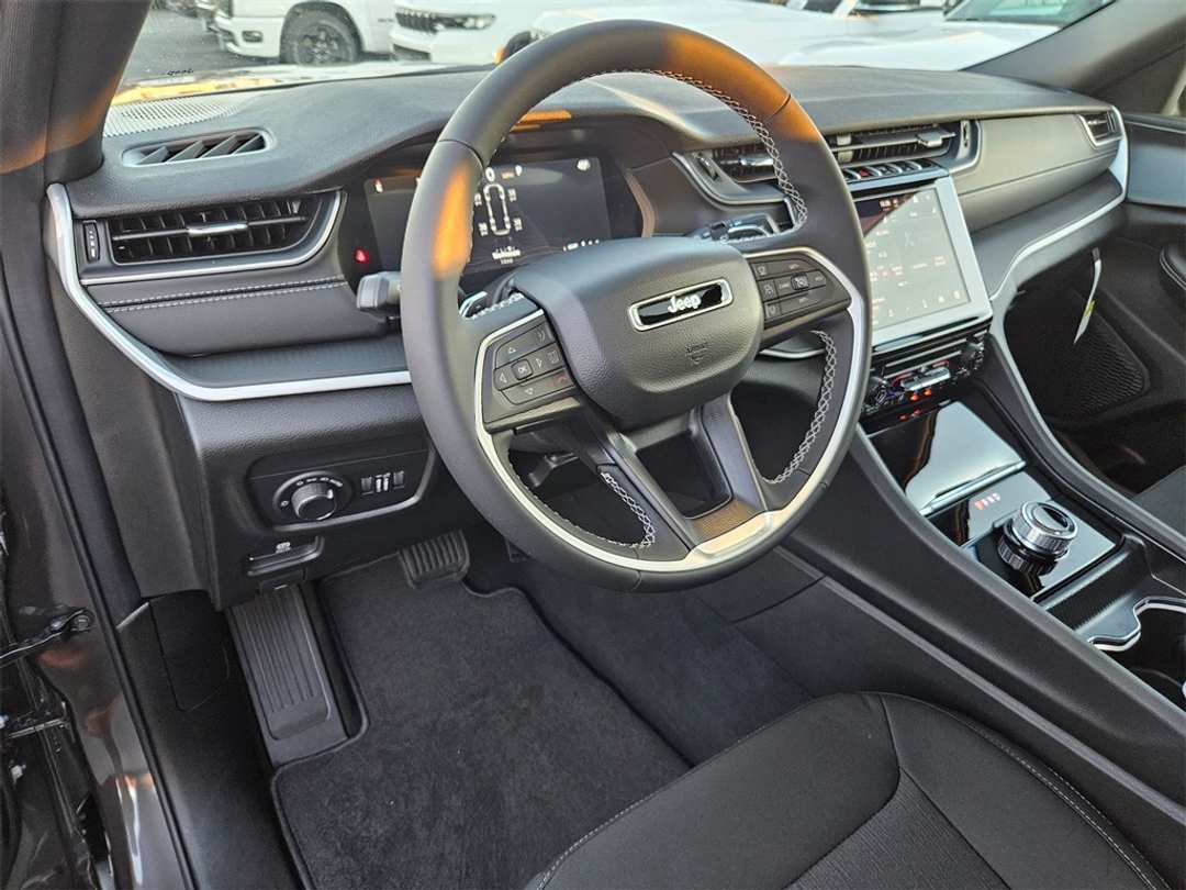 2025 Jeep Grand Cherokee L Laredo - Image 13