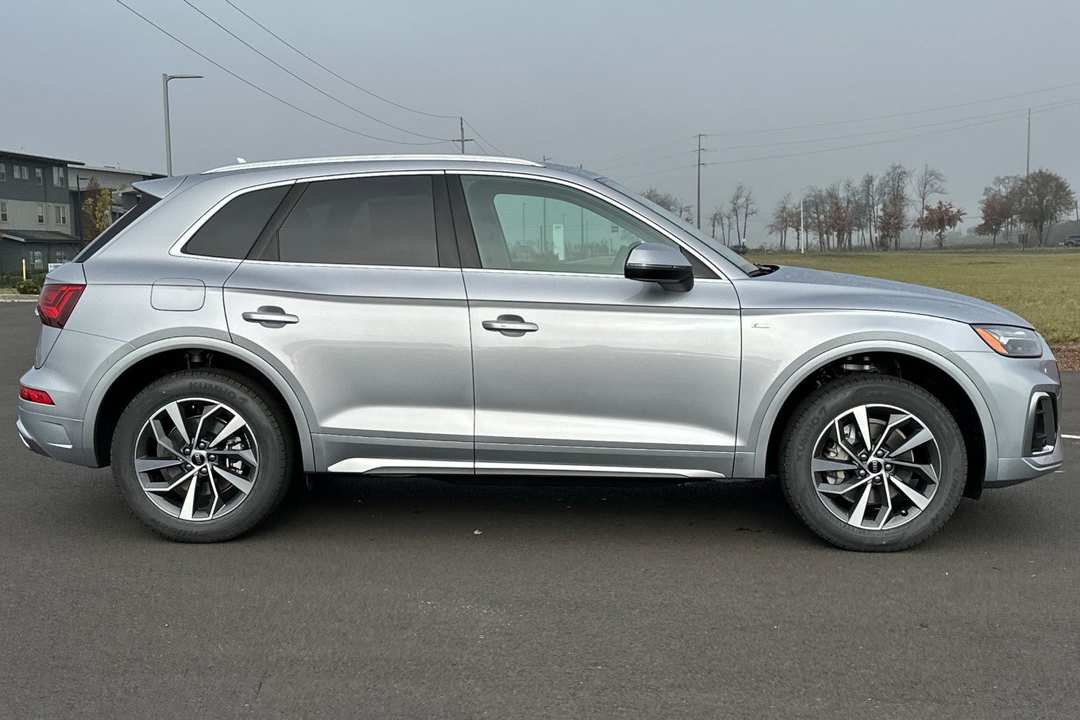 2025 Audi Q5 45 S line Premium - Image 2