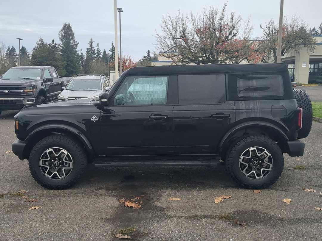 2023 Ford Bronco Outer Banks - Image 2