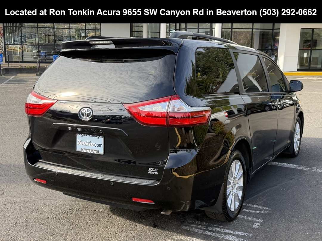 2017 Toyota Sienna XLE - Image 8