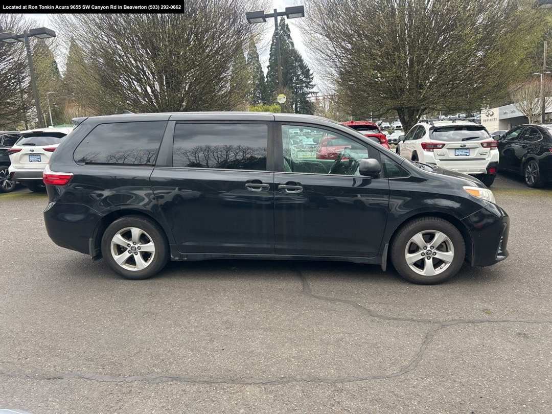 2019 Toyota Sienna L - Image 3